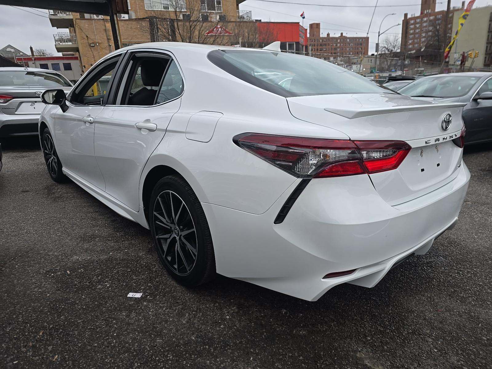 Toyota Camry 2024 — photo 2