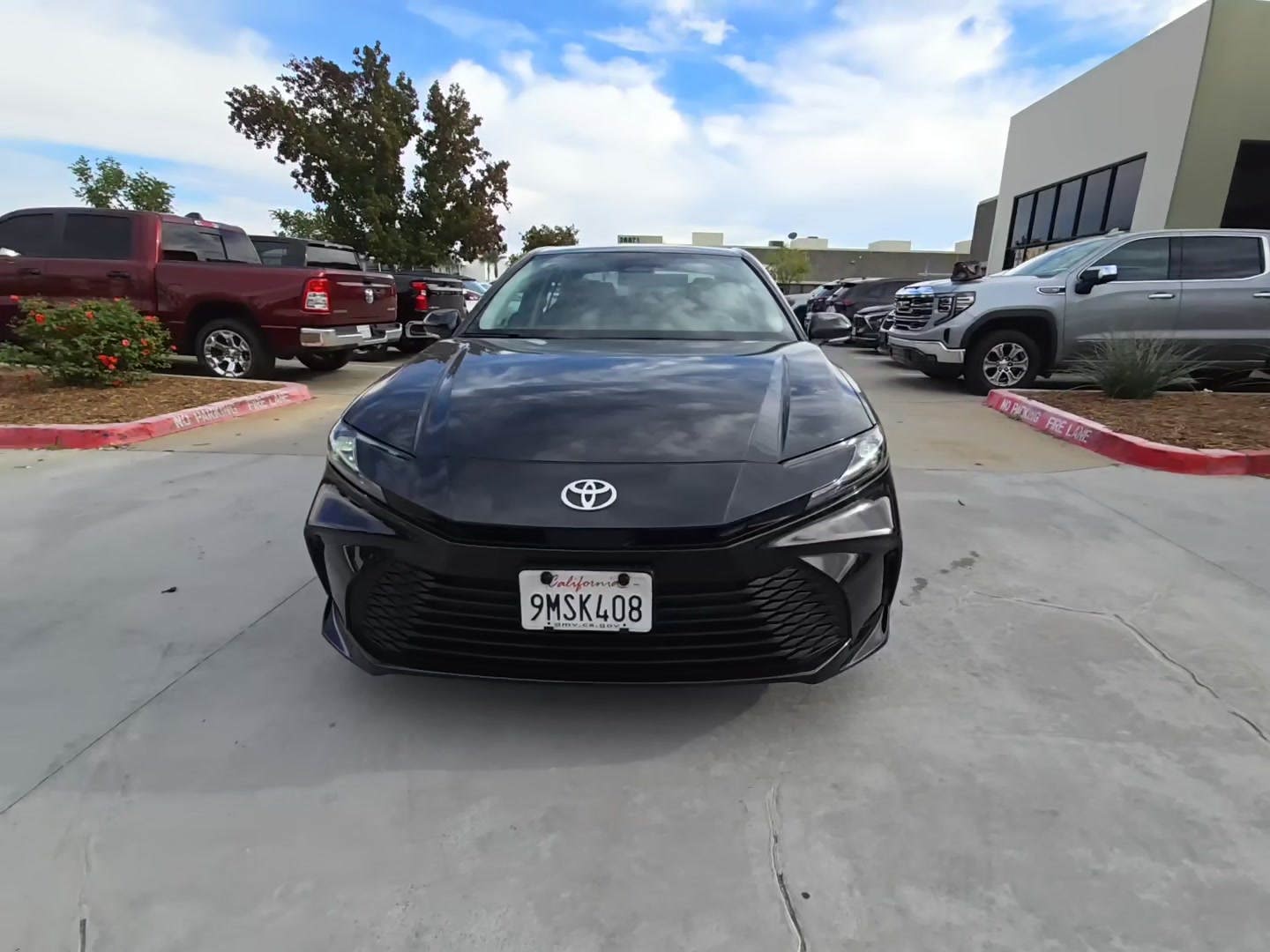 Toyota Camry 2025 — photo 2
