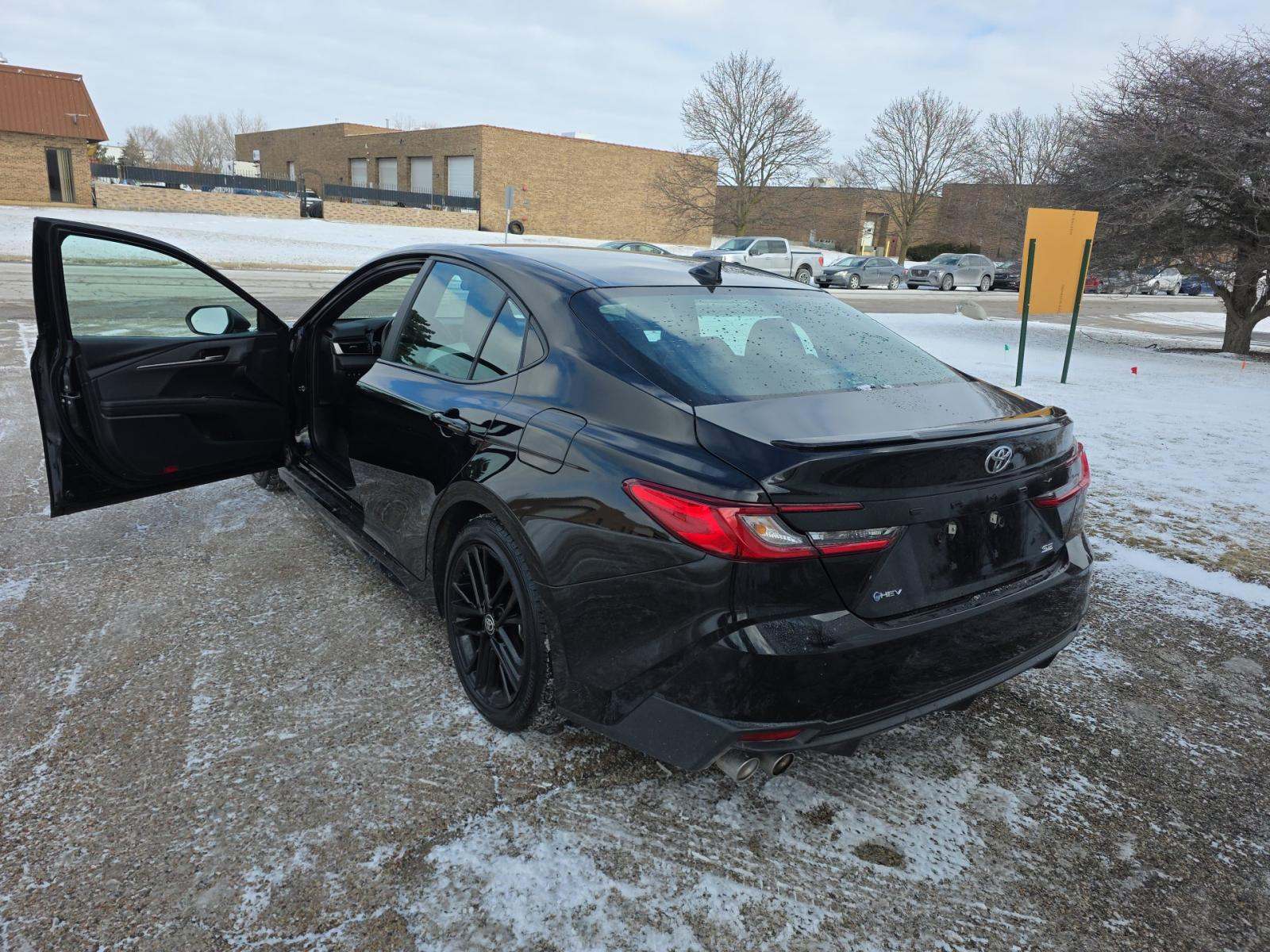 Toyota Camry 2025 — photo 2