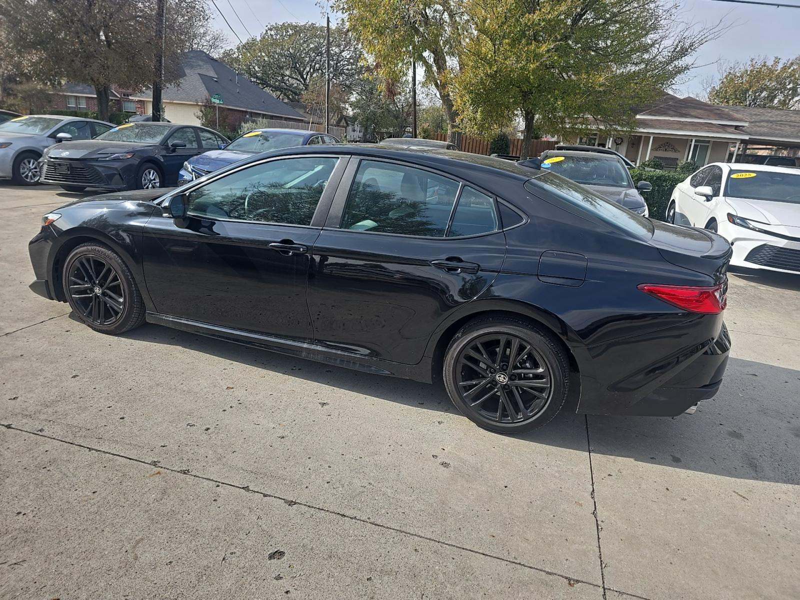 Toyota Camry 2025 — photo 2