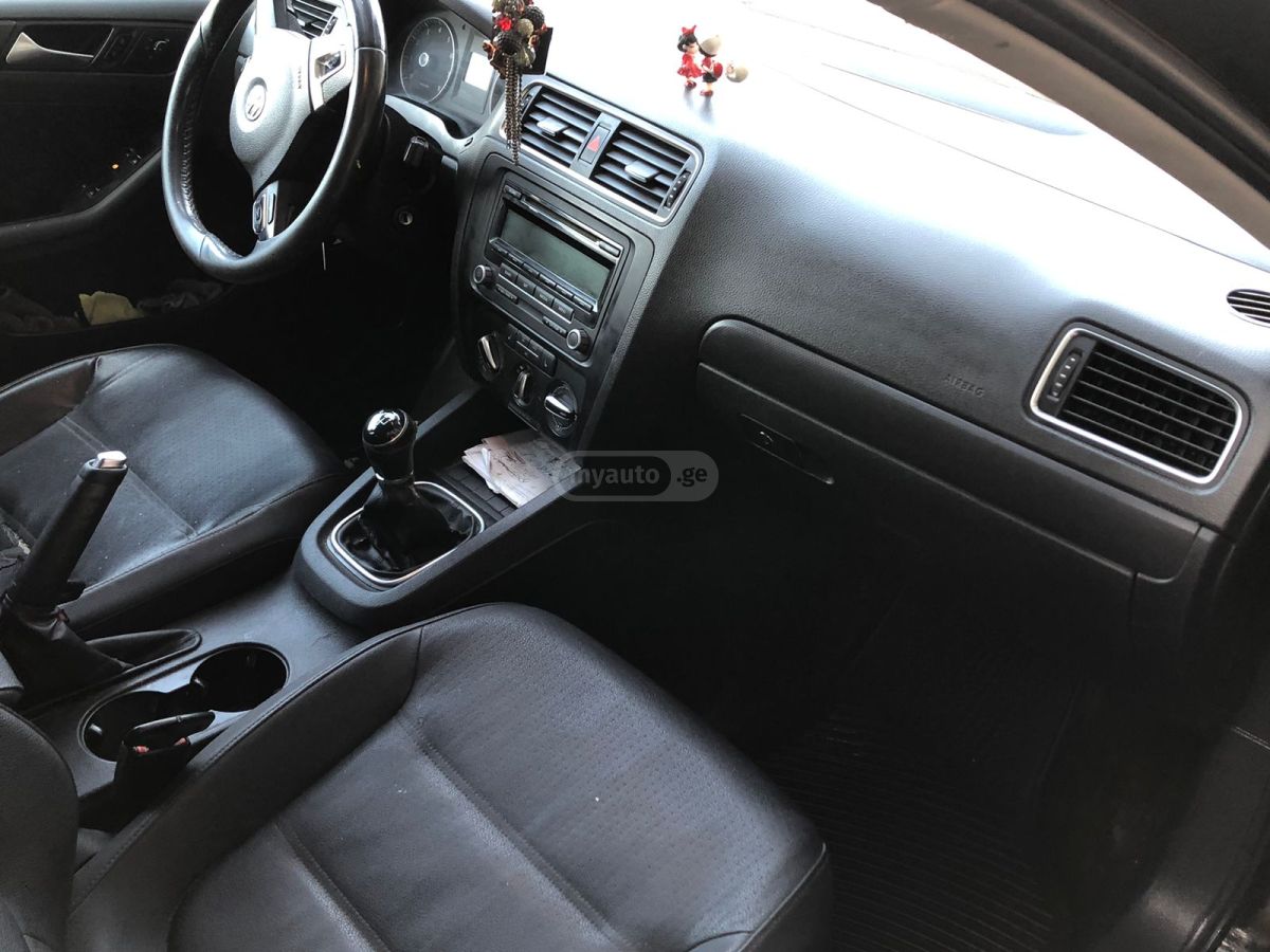 Volkswagen Jetta 2012 — photo 2