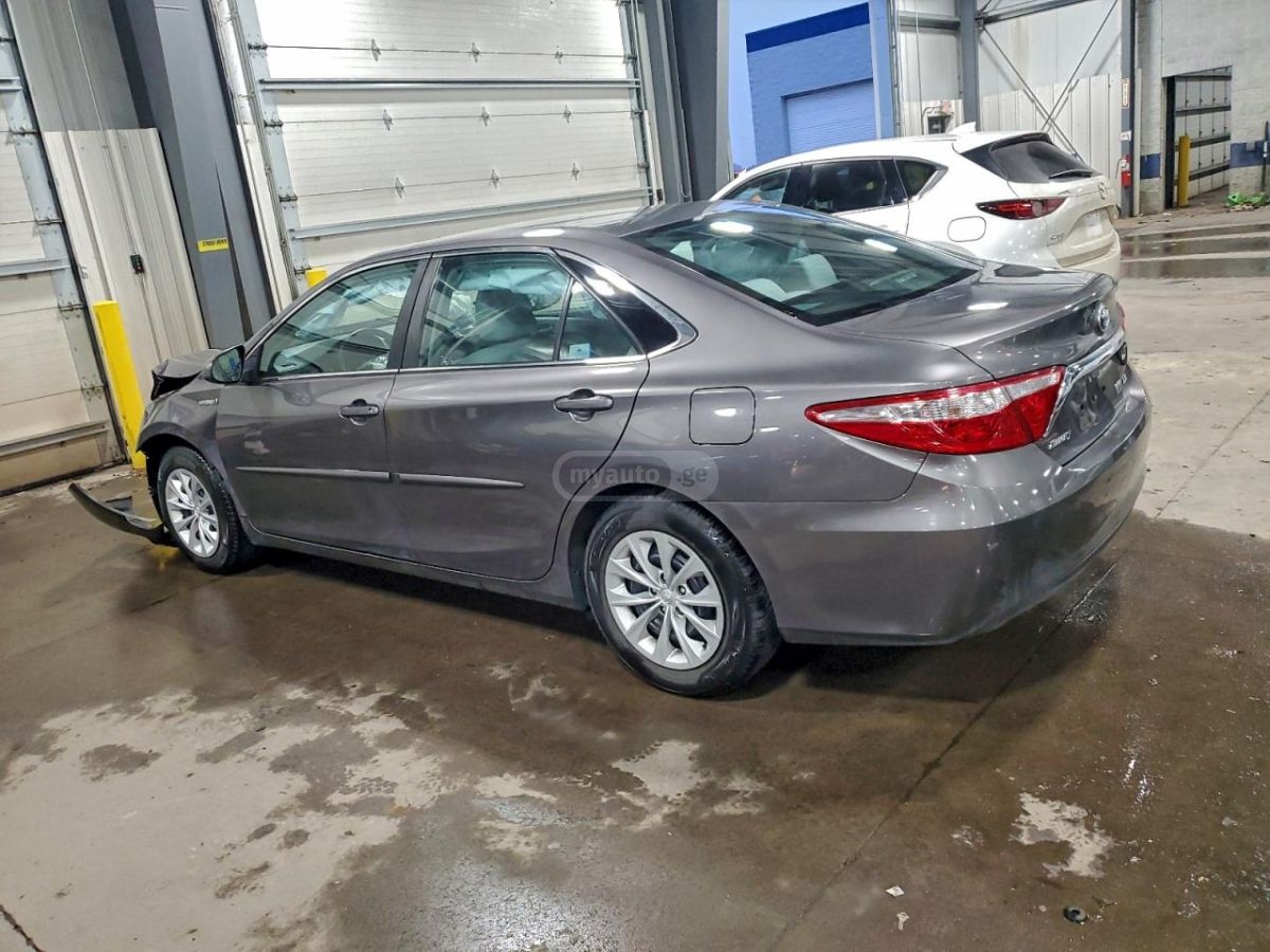 Toyota Camry 2017 — photo 2