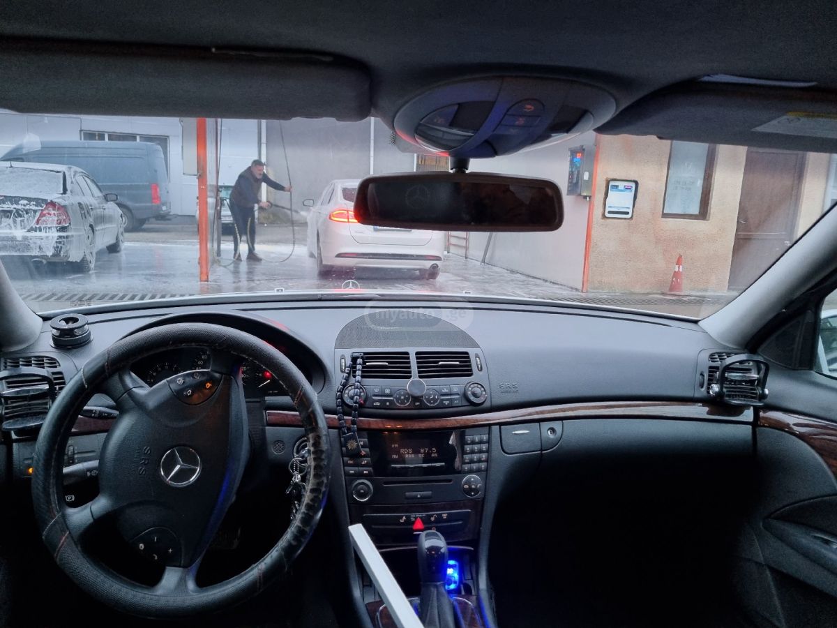 Mercedes-Benz E 220 2005 — photo 2
