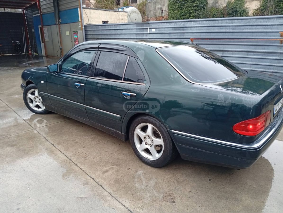 Mercedes-Benz E 210