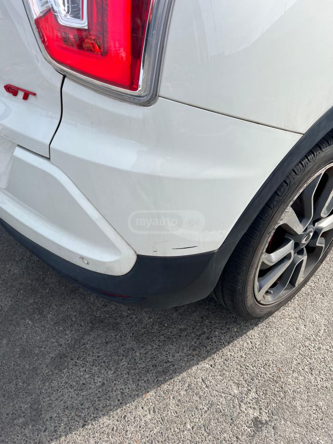 Ssangyong Tivoli 2015 — photo 2