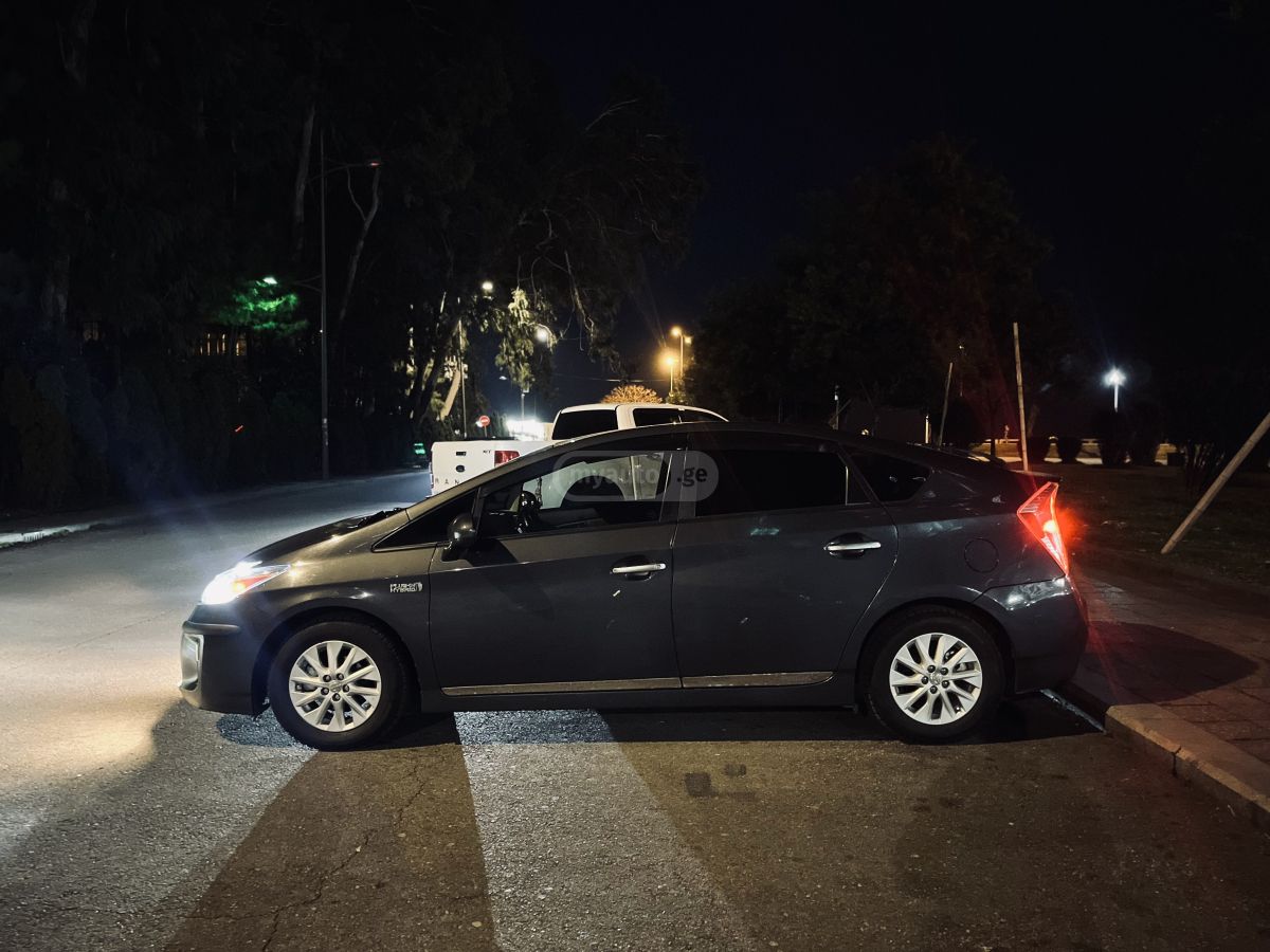 Toyota Prius 2013 — photo 2