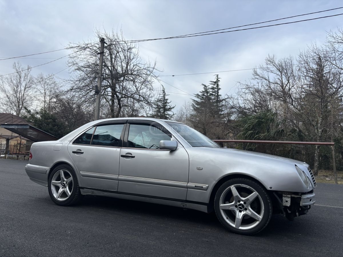 Mercedes-Benz E 200 1998 — photo 2