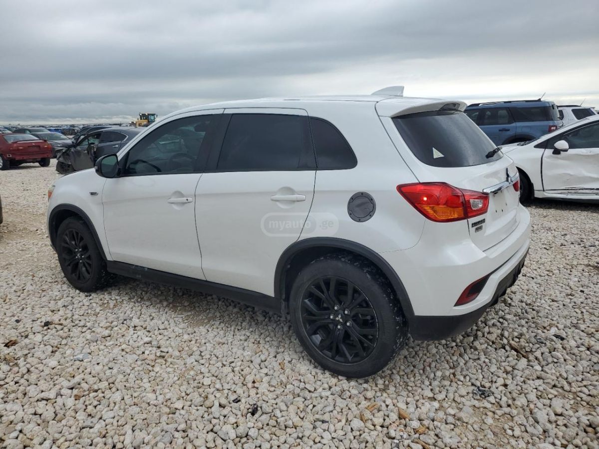 Mitsubishi Outlander 2019 — photo 2