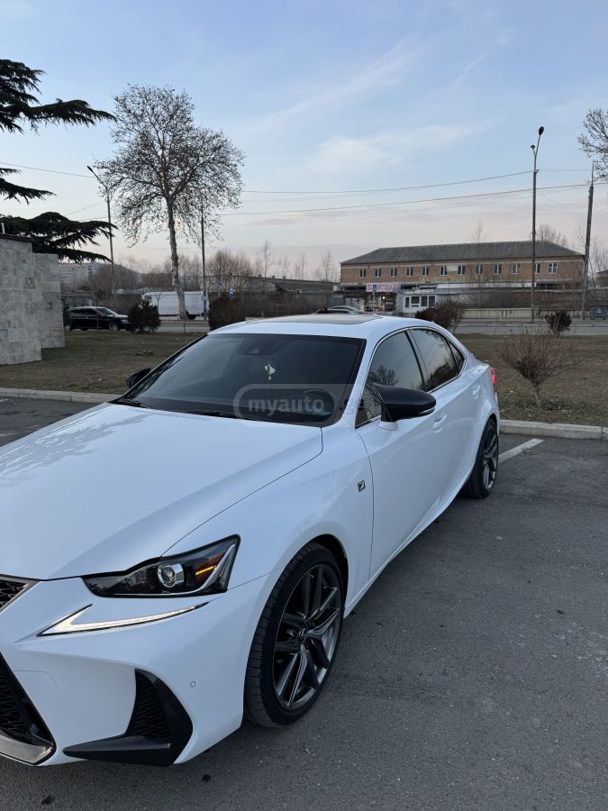 Lexus IS 300 2019 — photo 2