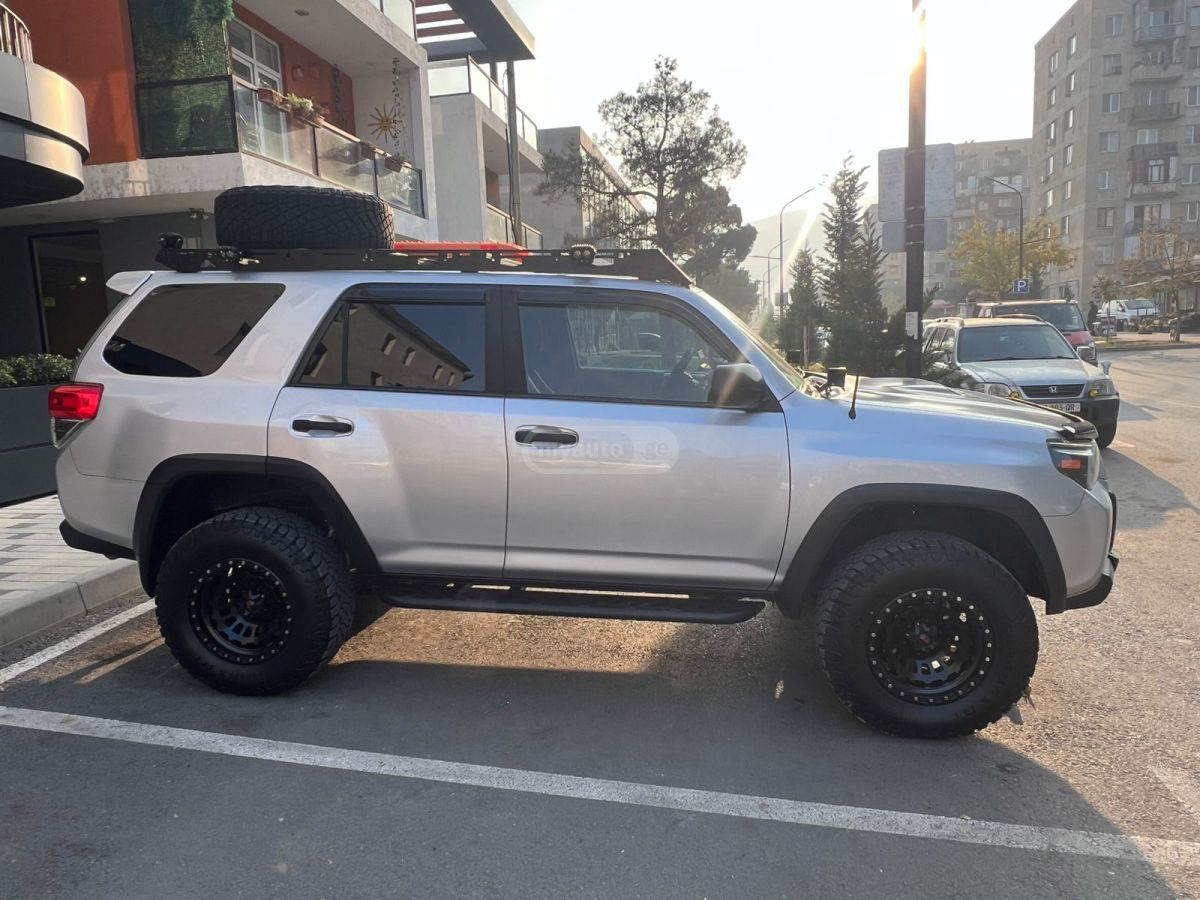 Toyota 4Runner 2013 — photo 2