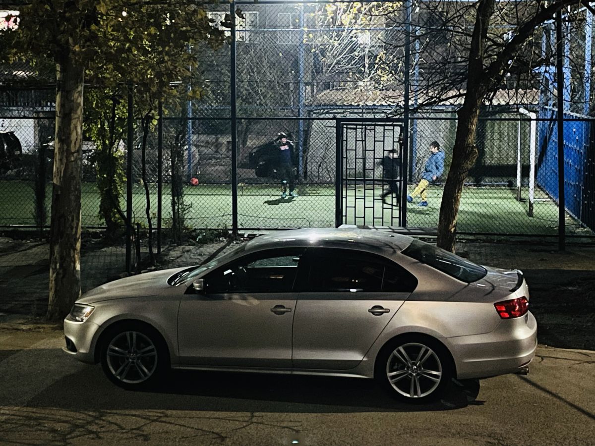 Volkswagen Jetta 2013 — photo 2