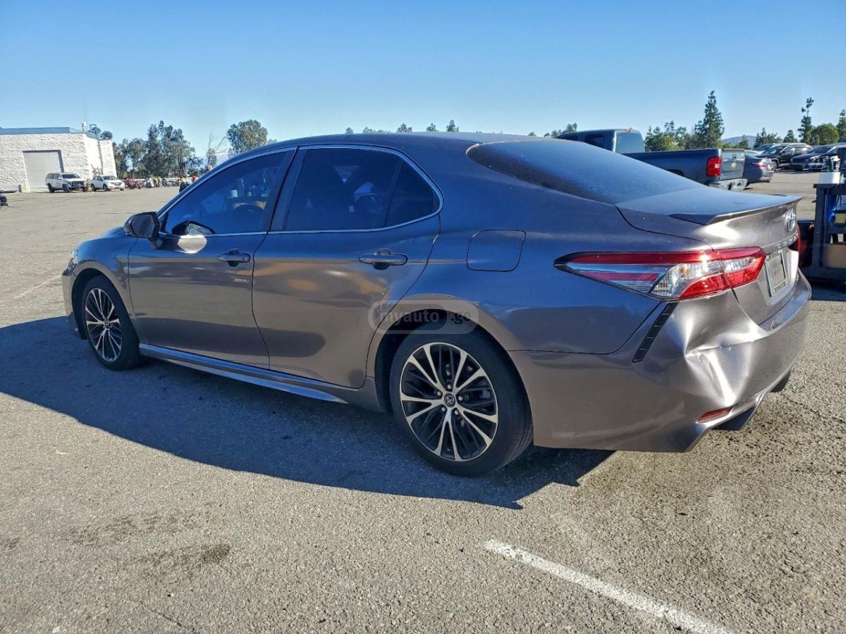 Toyota Camry 2018 — photo 2
