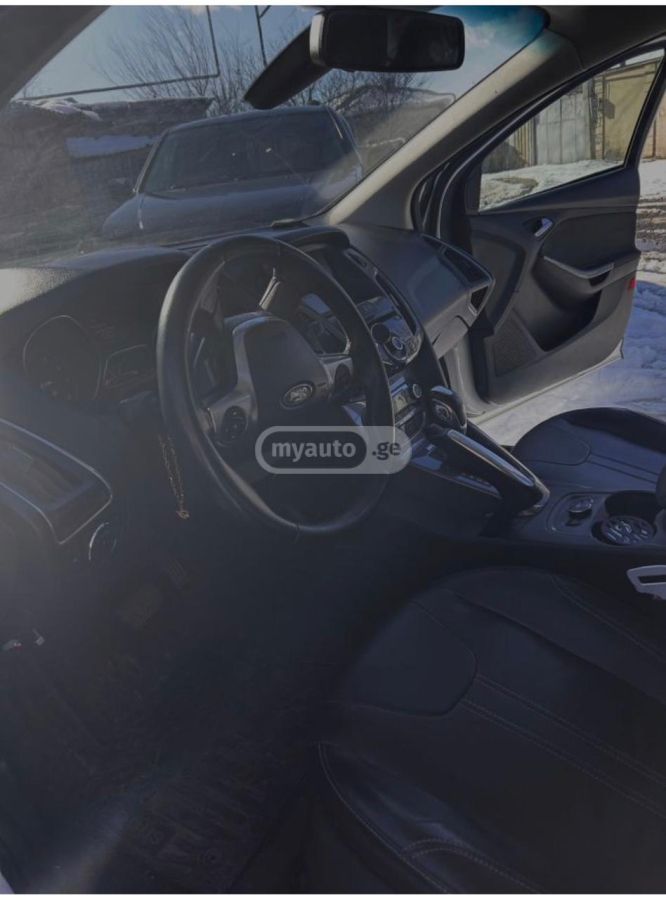 Ford Focus 2011 — photo 2
