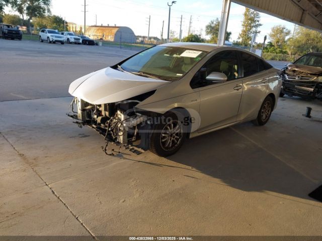 Toyota Prius 2018 — photo 2