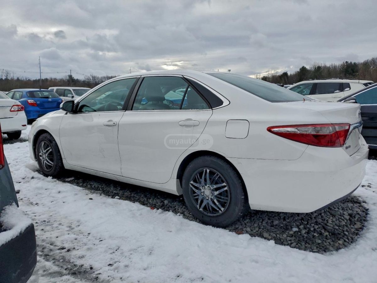 Toyota Camry 2015 — photo 2