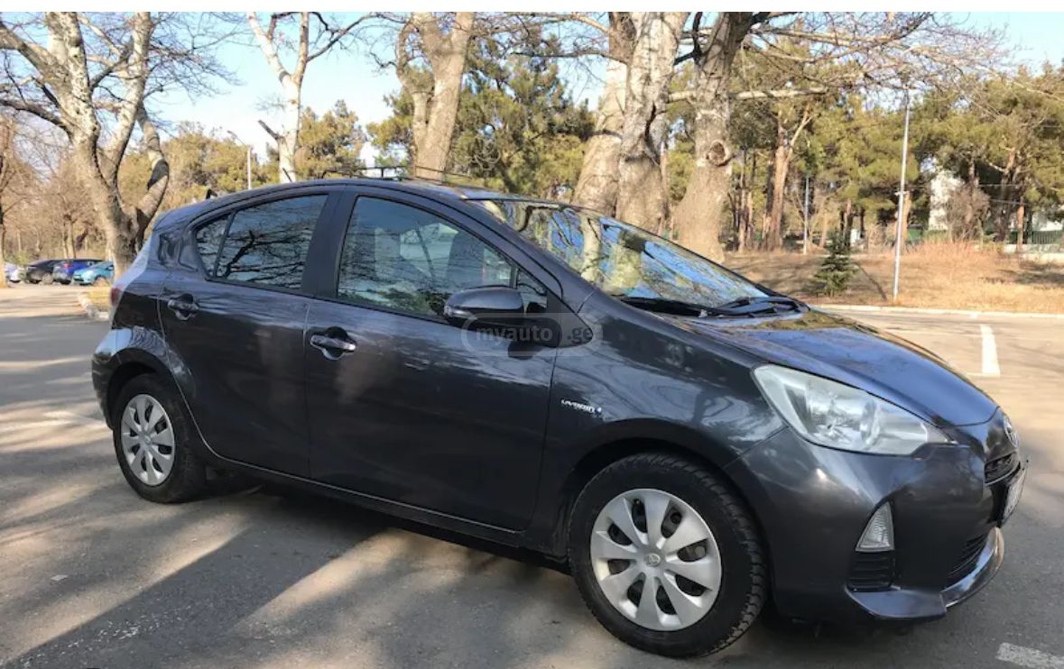 Toyota Prius 2014 — photo 2