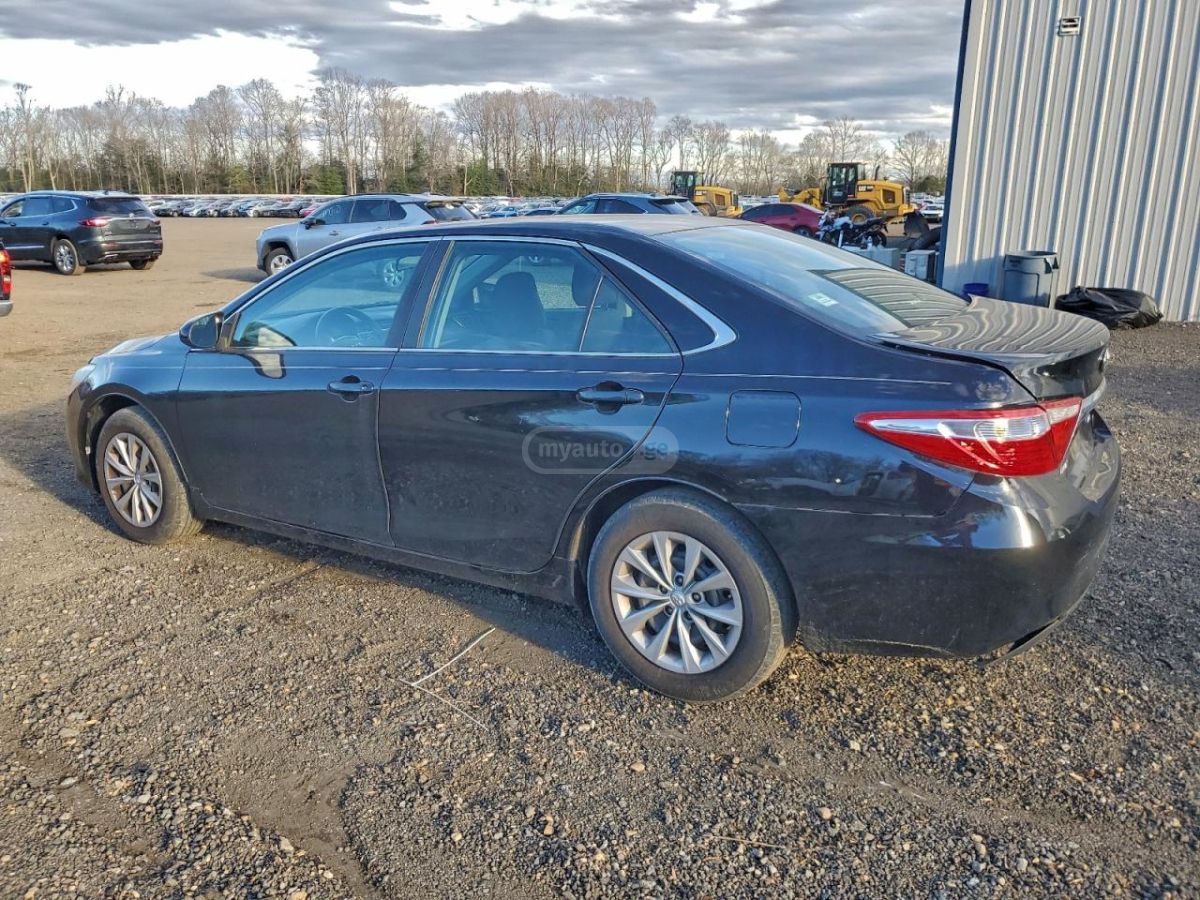 Toyota Camry 2016 — photo 2
