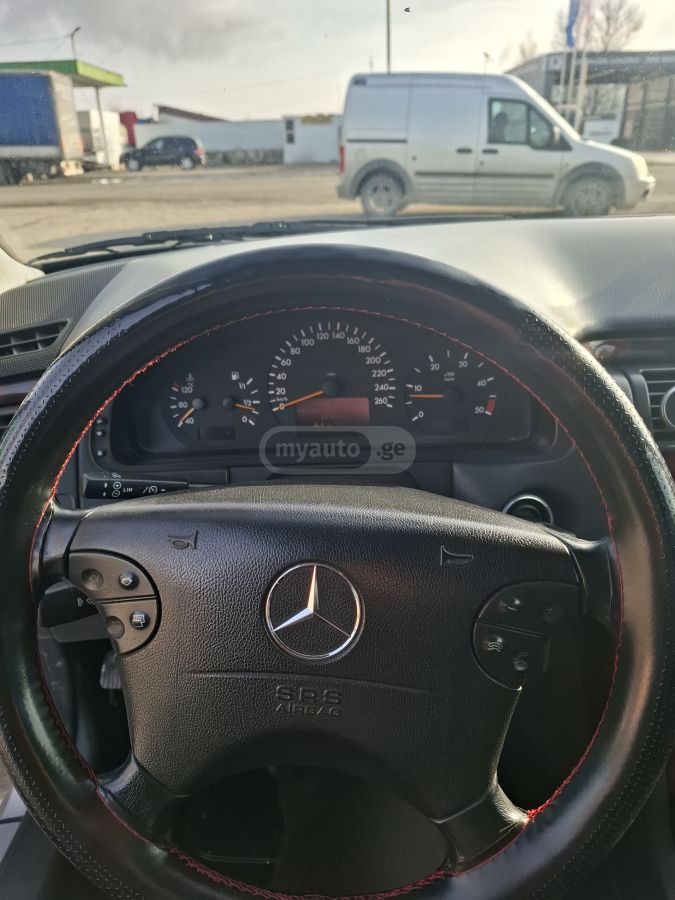 Mercedes-Benz E 210 2001 — photo 2