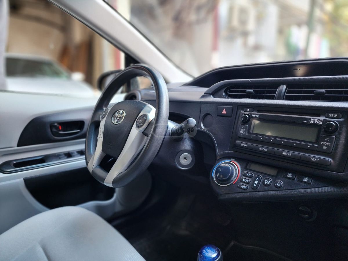 Toyota Prius C 2014 — photo 2