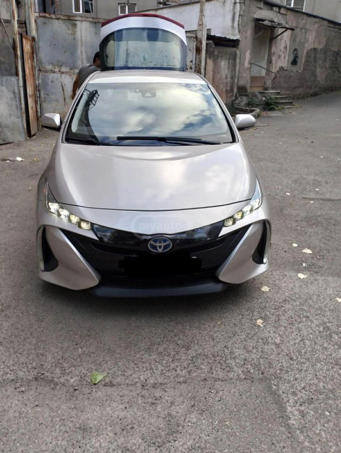 Toyota Prius Prime 2017 — photo 2