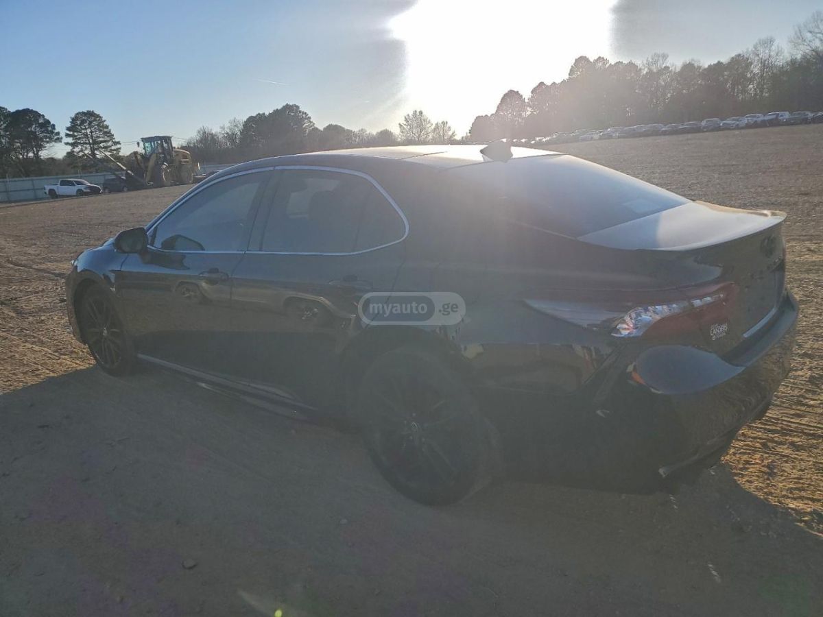 Toyota Camry 2022 — photo 2