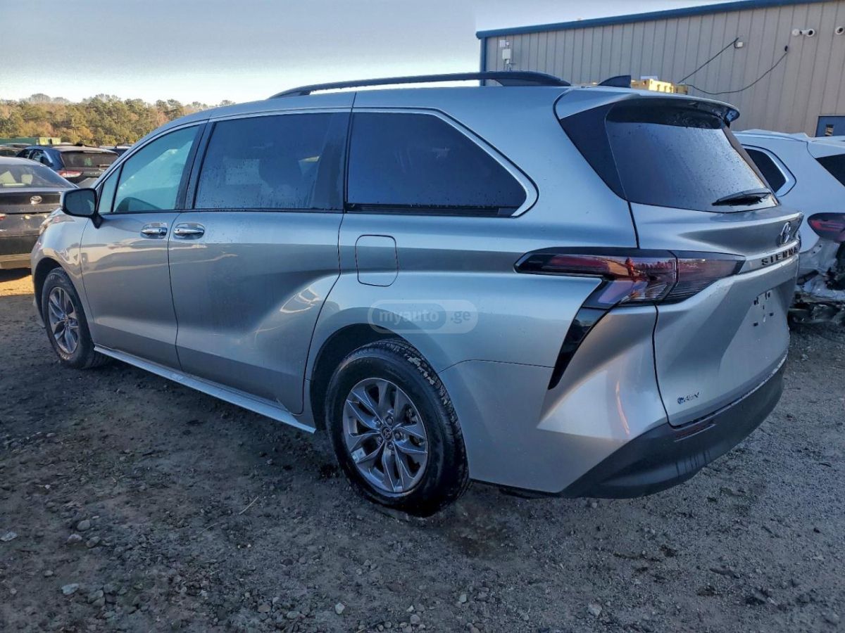 Toyota Sienna 2025 — photo 2
