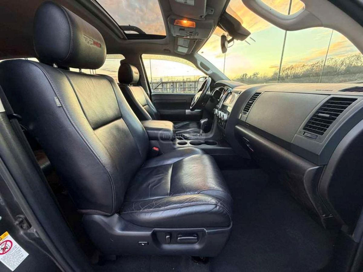 Toyota Sequoia 2021 — photo 2