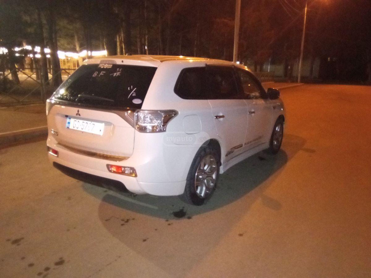 Mitsubishi Outlander 2013 — photo 2