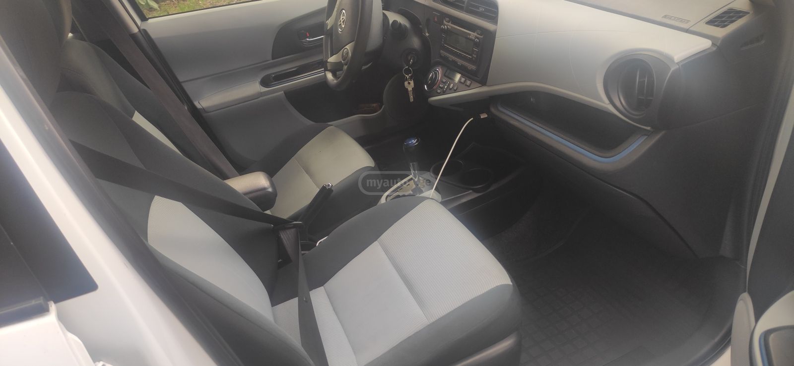 Toyota Prius C 2012 — photo 2