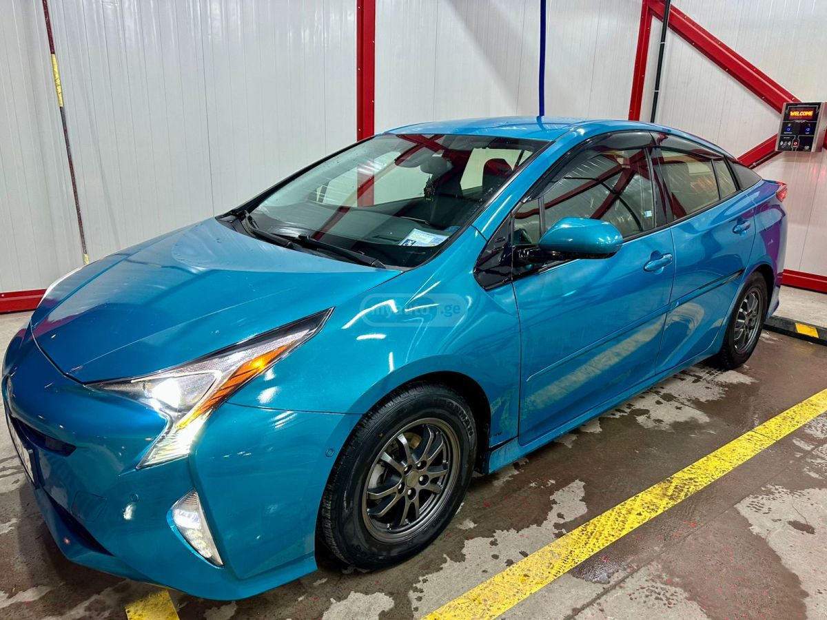 Toyota Prius Prime 2018 — photo 2