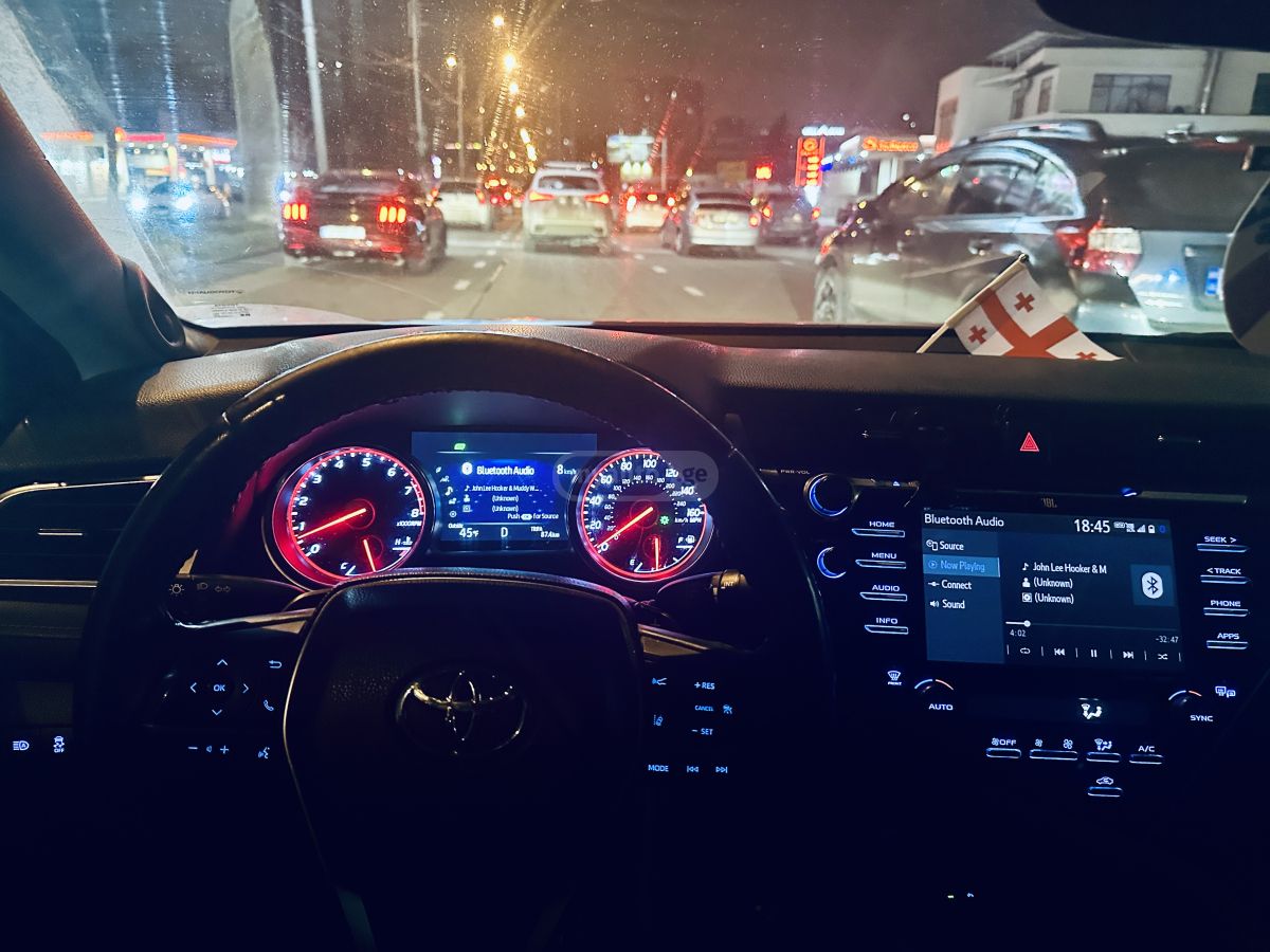 Toyota Camry 2018 — photo 2