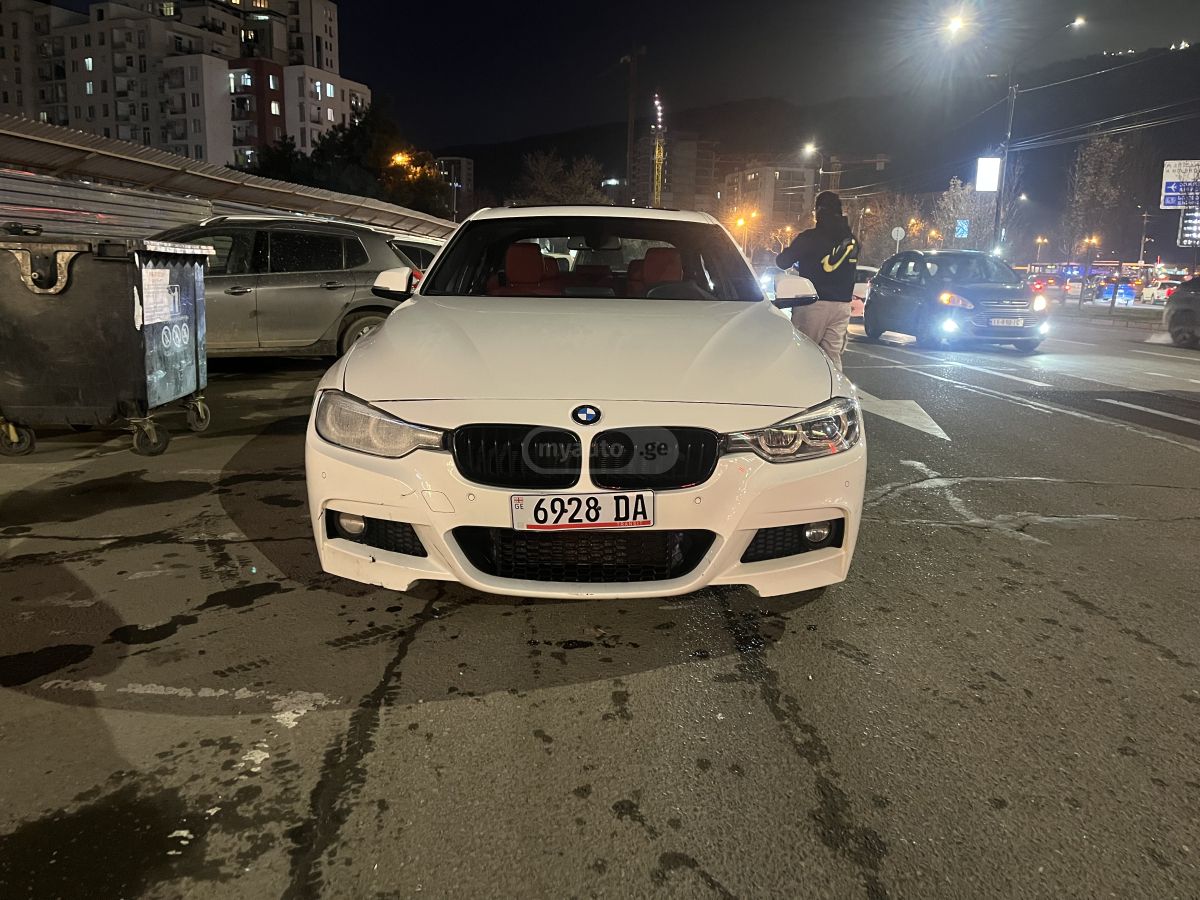 BMW 330 2017 — photo 2
