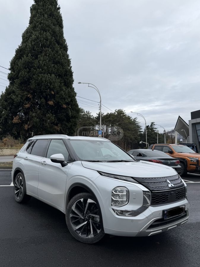 Mitsubishi Outlander 2023 — photo 2
