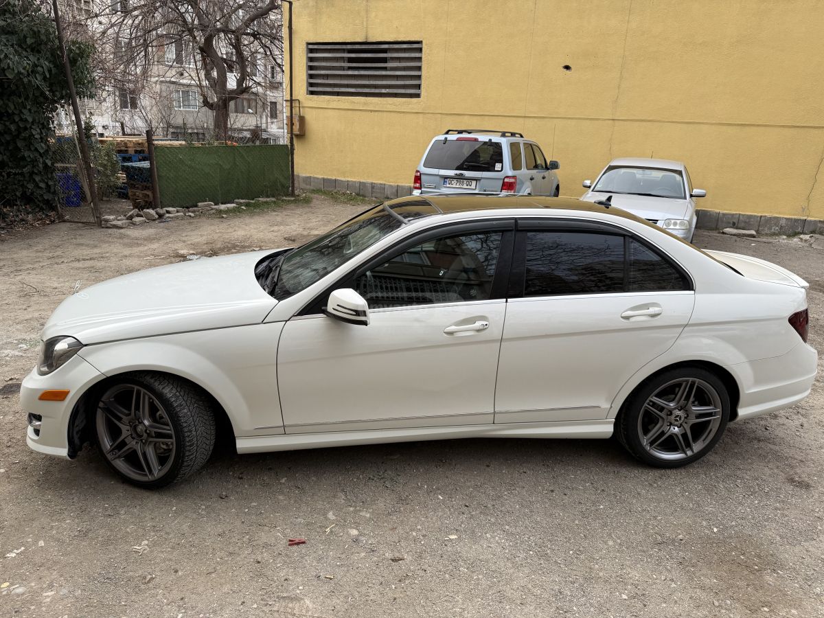 Mercedes-Benz C 300 2010 — photo 2