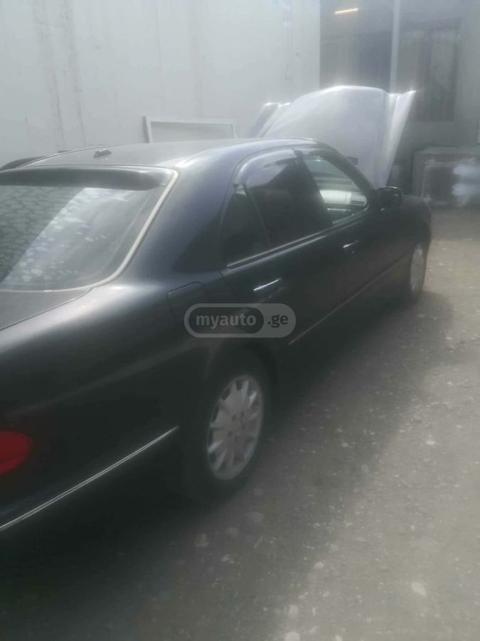 Mercedes-Benz E 320