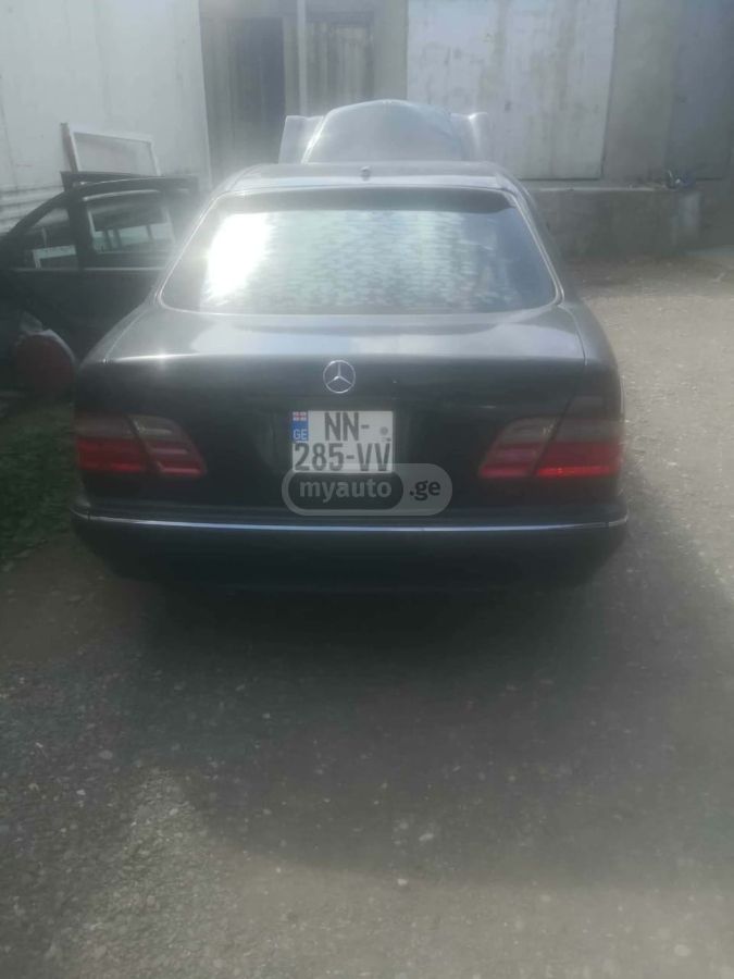 Mercedes-Benz E 320 2001 — photo 2