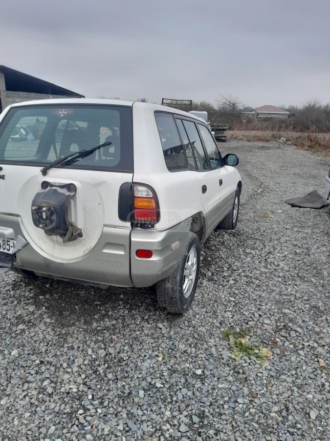 Toyota RAV4 2000 — photo 2