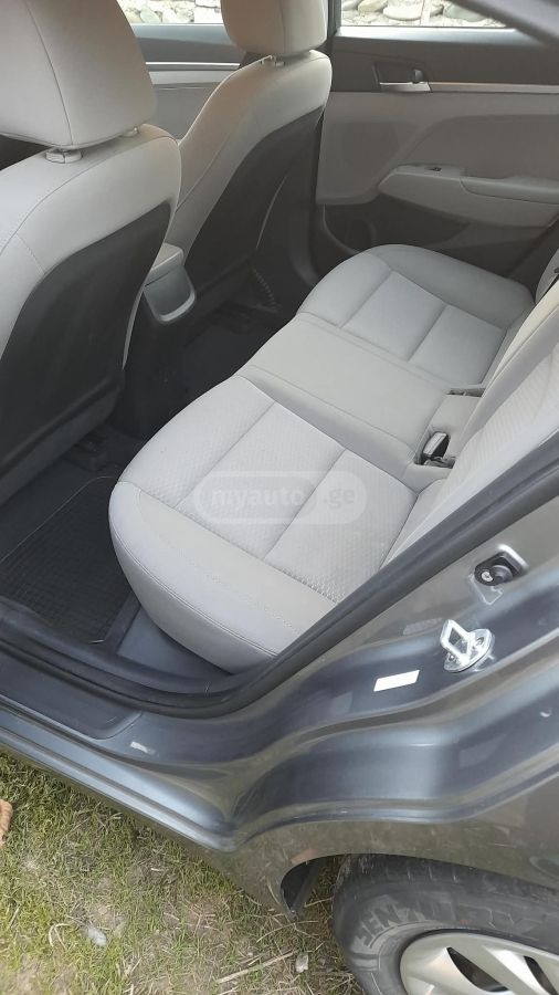 Hyundai Elantra 2019 — photo 2