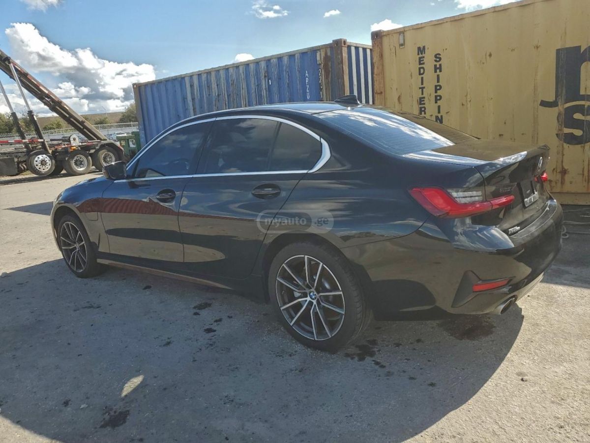 BMW 330 2021 — photo 2