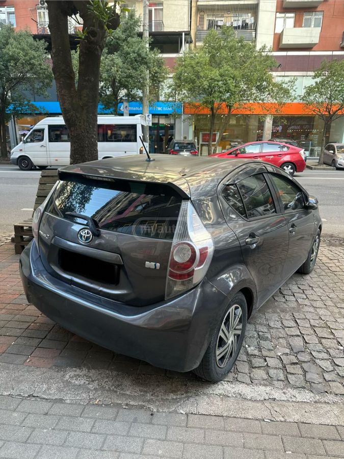 Toyota Prius C 2014 — photo 2