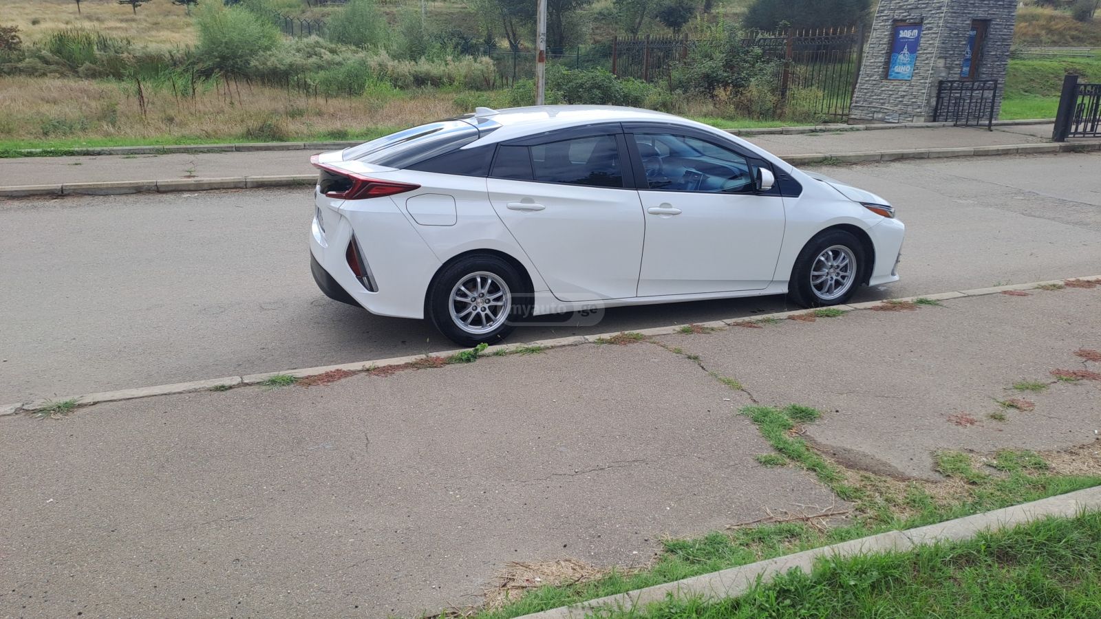 Toyota Prius Prime 2018 — photo 2