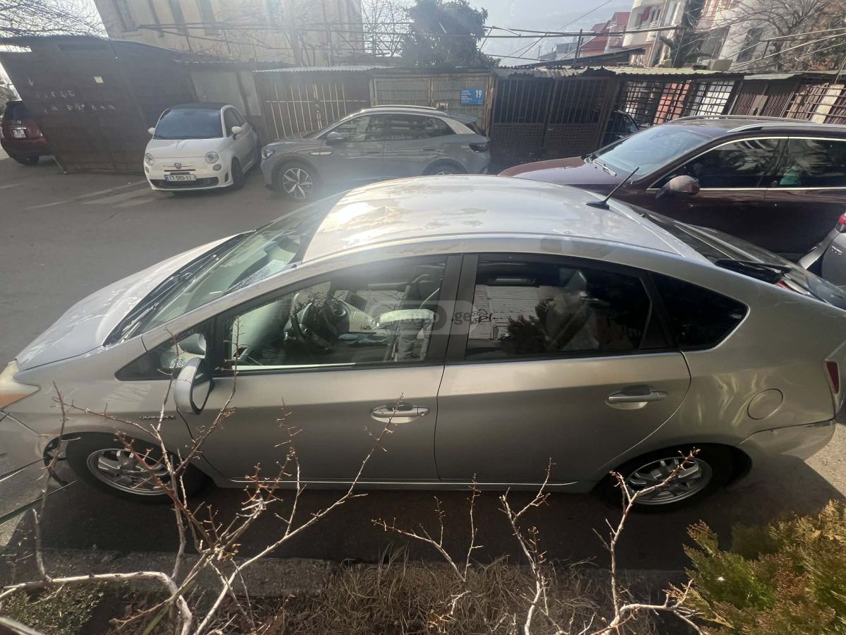 Toyota Prius 2011 — photo 2