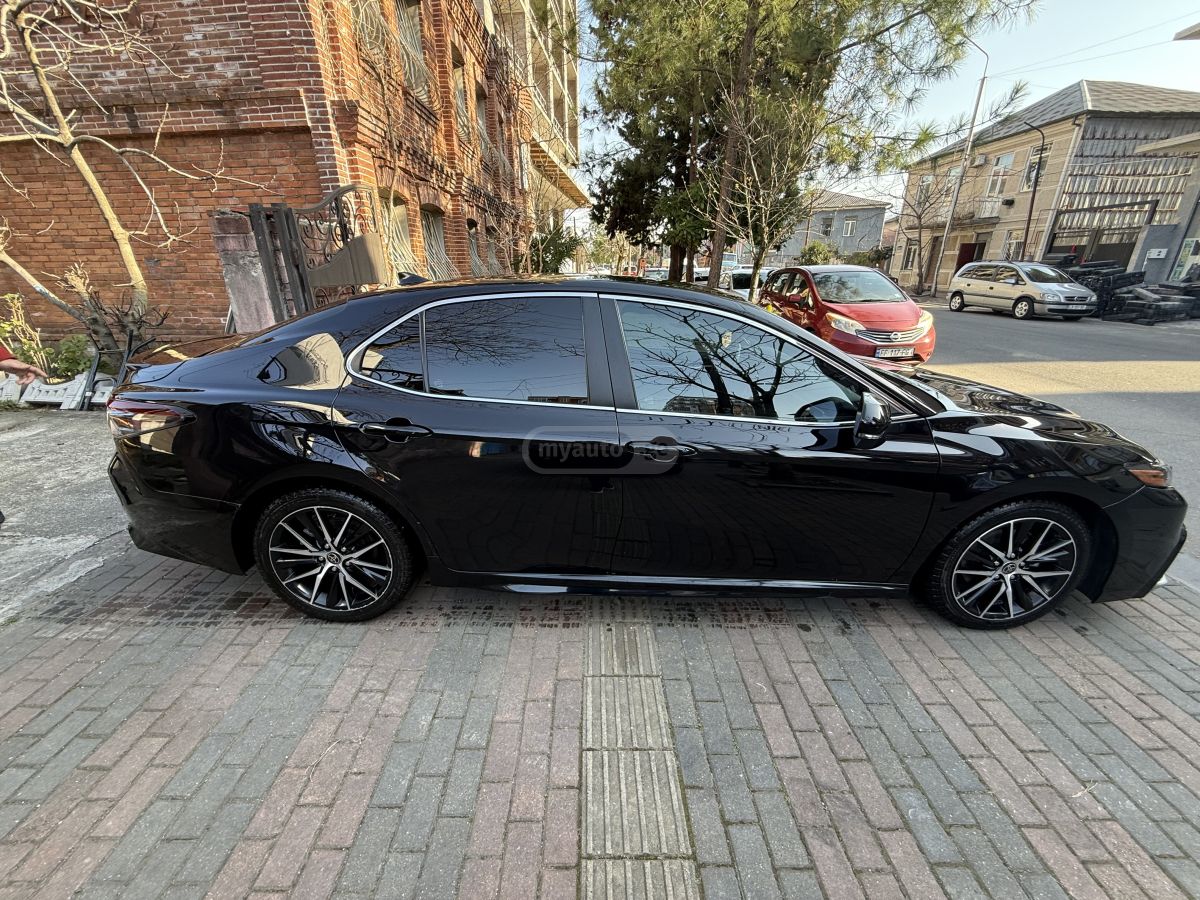 Toyota Camry 2022 — photo 2