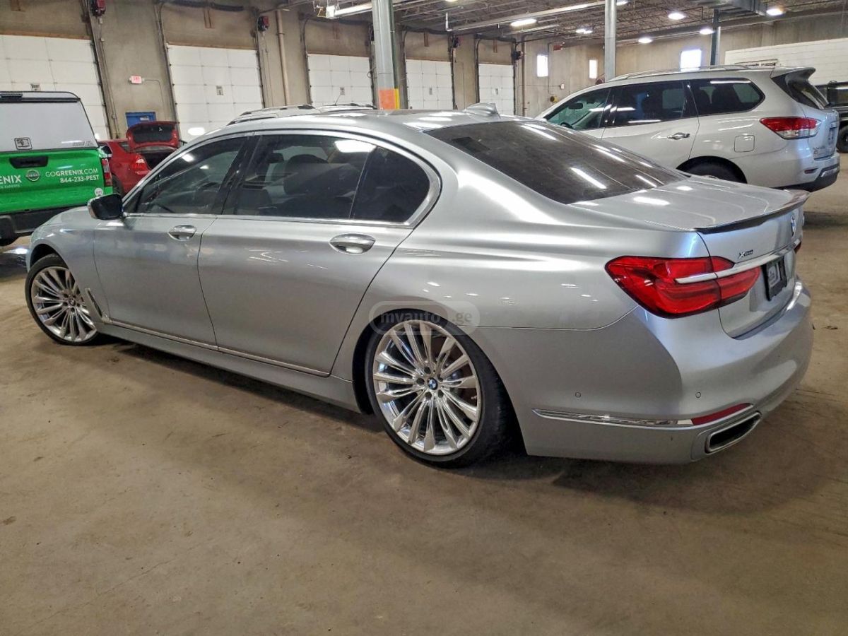 BMW 750 2017 — photo 2
