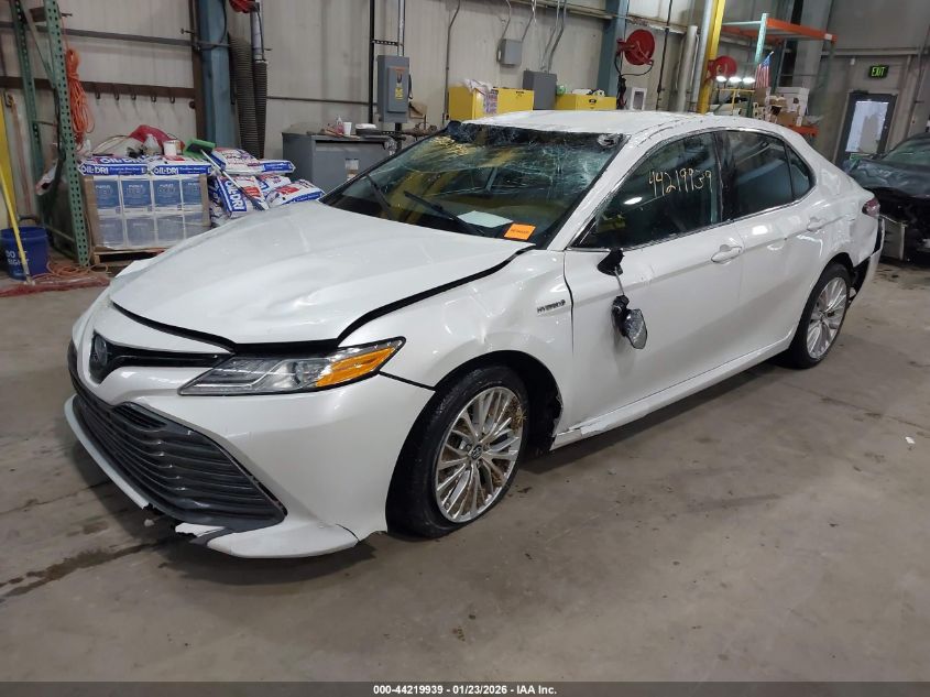 Toyota Camry 2019 — photo 2