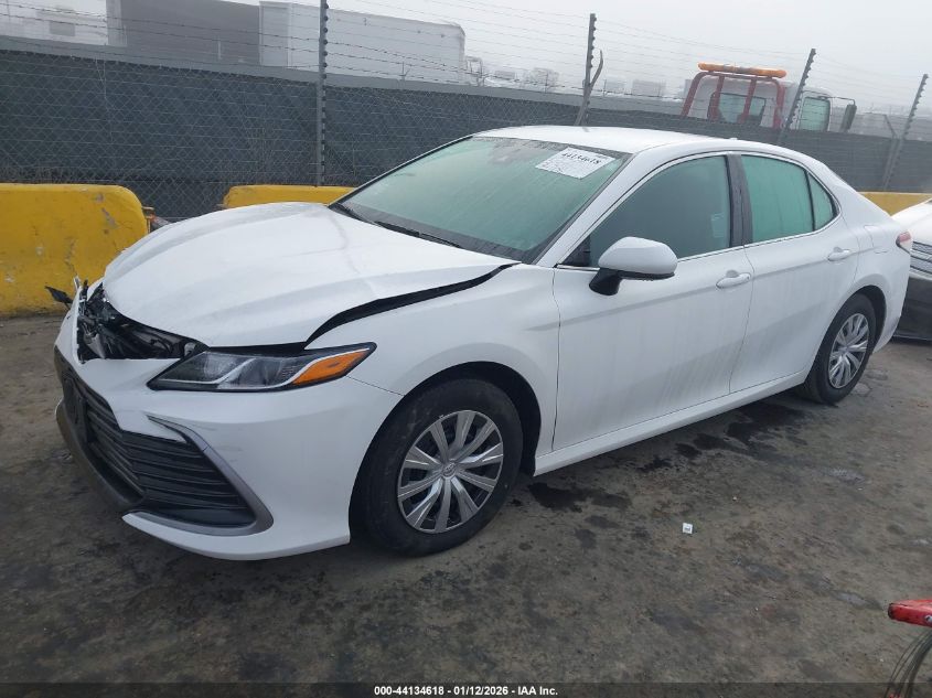 Toyota Camry 2024 — photo 2