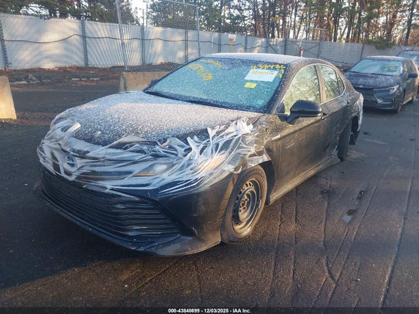 Toyota Camry 2018 — photo 2