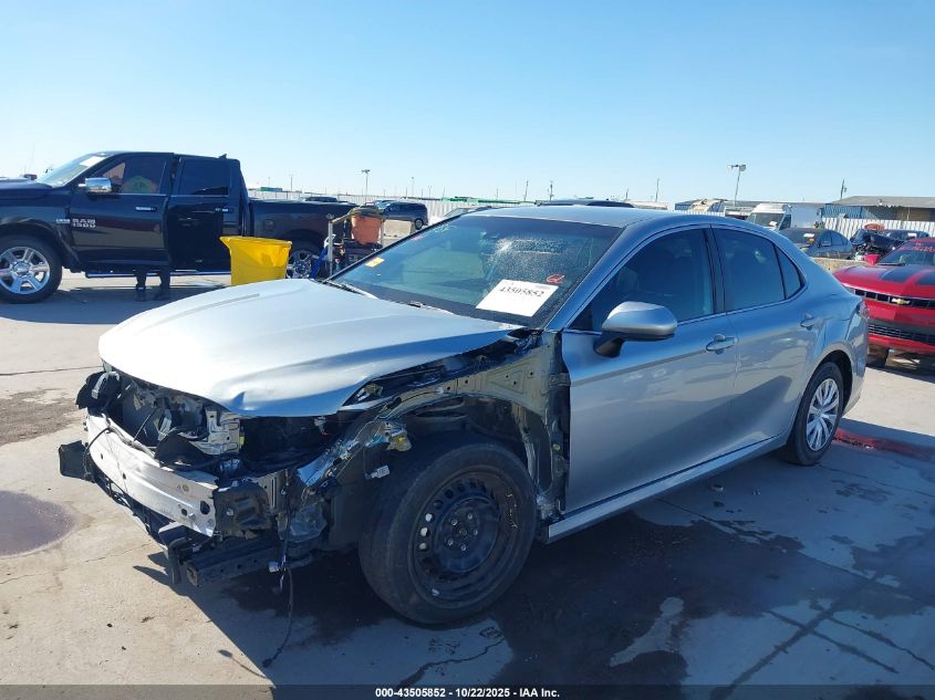 Toyota Camry 2019 — photo 2