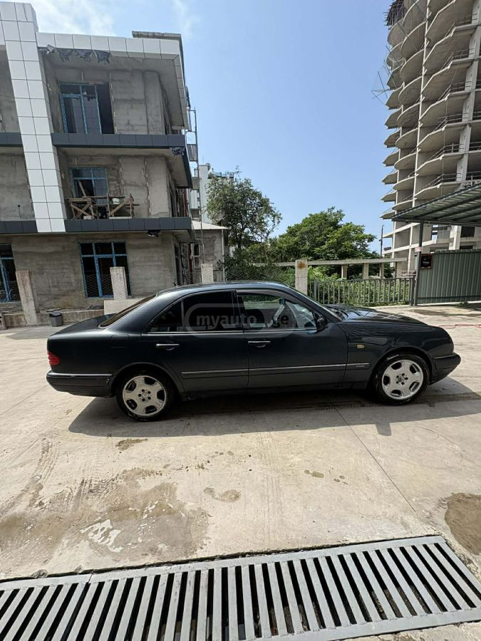 Mercedes-Benz E 210 1998 — photo 2