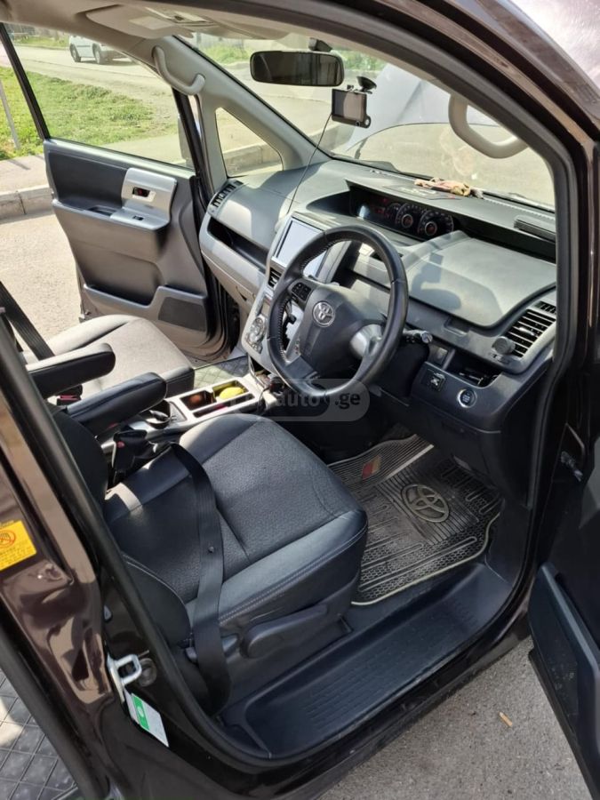 Toyota Voxy 2013 — photo 2